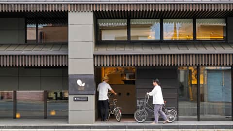 Two guests entering Dhawa Yura Kyoto