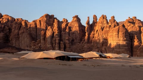 Banyan Tree AlUla with the sandstone formations pictured in the back
